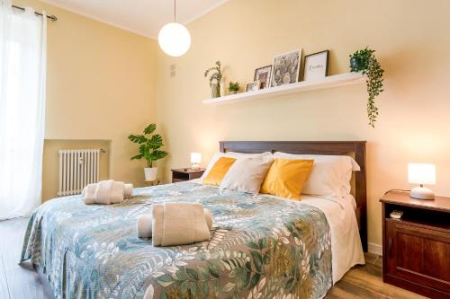 1 dormitorio con 1 cama grande con almohadas amarillas en Vista Mole, Centro a 15 min - Luxury Suites & fast WiFi, en Turín