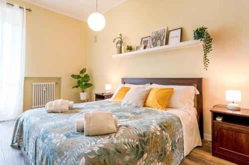 A bed or beds in a room at Appartamenti Vista Mole, Centro a 15 min - Luxury Suites & fast WiFi