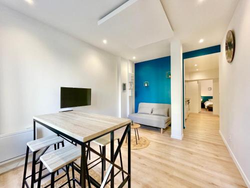 un salon avec une table, des chaises et un canapé dans l'établissement LE HAVRE - Appartements T2 et T3 - Tout confort - NOUVEAU, au Havre