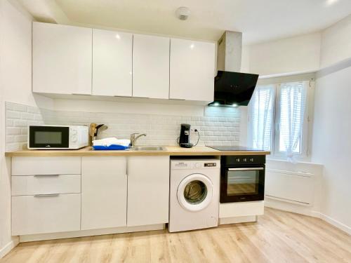 une cuisine avec un lave-linge et un micro-ondes dans l'établissement LE HAVRE - Appartements T2 et T3 - Tout confort - NOUVEAU, au Havre