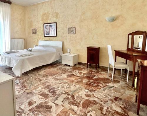1 dormitorio con 1 cama y suelo de mármol en Le Ville Suites, Tivoli City Center! en Tivoli