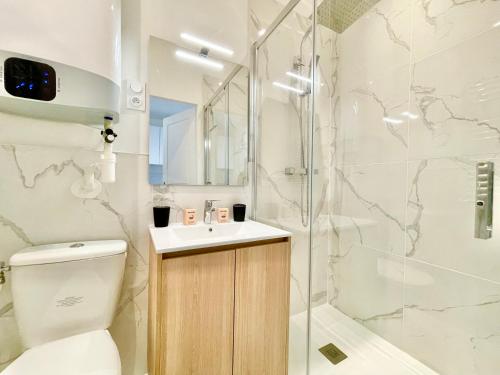 une salle de bain avec une douche, des toilettes et un lavabo dans l'établissement LE HAVRE - Appartements T2 et T3 - Tout confort - NOUVEAU, au Havre