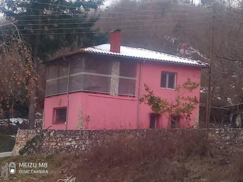 a pink house on top of a wall at Villa Melpo in Likodhrómion