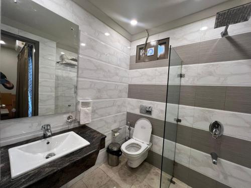 y baño con aseo y lavamanos. en Comfort Inn Silver Arch Hotel, Mussoorie, en Mussoorie