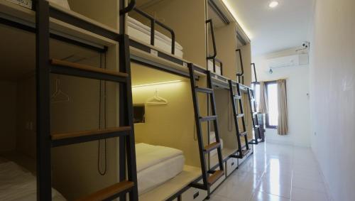 rząd łóżek piętrowych w pokoju w obiekcie Aiwan Hostel & Luggage storage w mieście Sanur