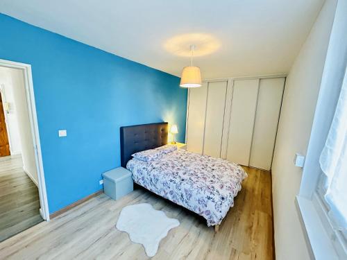 A bed or beds in a room at Le Cosy, Appartement Chaleureux 2 chambres
