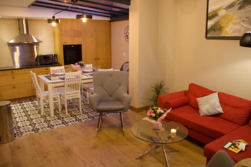 - un salon avec un canapé et une table dans l'établissement Maison familiale et cosy à la mer, à Saint-Valery-sur-Somme