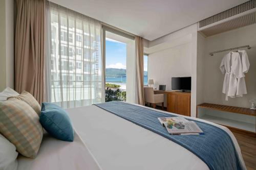 Ένα ή περισσότερα κρεβάτια σε δωμάτιο στο Stunning Apartments Across My Khe Beach ! Rooftop Pool & Gym