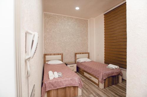 Un pat sau paturi într-o cameră la NM Butik Hotel