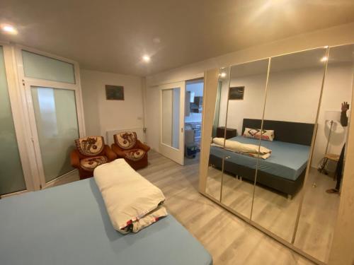Zimmer mit einem Spiegel, einem Bett und einem Sofa in der Unterkunft Ruhiges ein Zimmer Wohnung in Idar-Oberstein