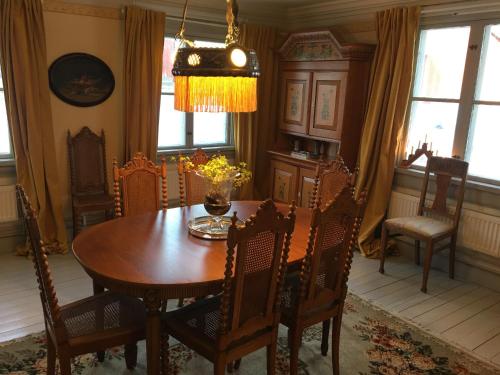 una sala da pranzo con tavolo e sedie in legno di Professorsvillan - hyr hela huset a Malingsbo