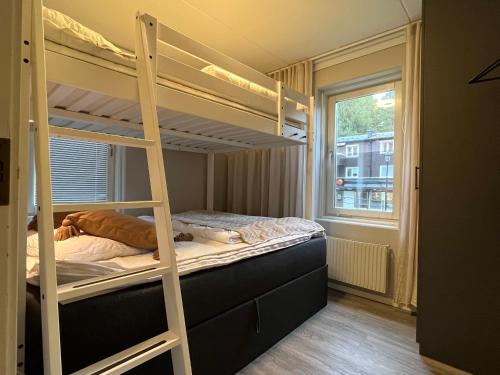 a bedroom with two bunk beds and a window at Åre Travel - Mitt i Åre 2 in Åre