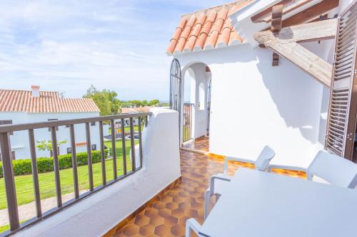 Balcone o terrazza di Apartamentos Son Bou Gardens By MENORCARENTALS