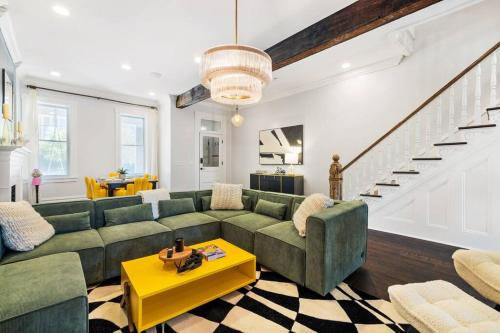 a living room with a green couch and a yellow table at 6min to Pittsburgh Zoo l A block from Butler St in Pittsburgh