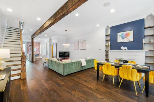 a living room with a green couch and yellow chairs at 6min to Pittsburgh Zoo l A block from Butler St in Pittsburgh