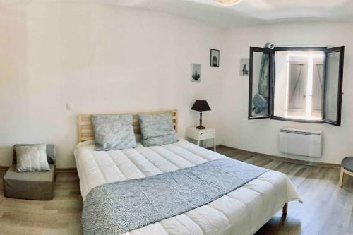um quarto com uma cama grande e uma janela em Piscine privée sans vis à vis / Calme / Babyfoot em Conques-sur-Orbiel