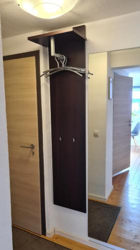 una habitación con una puerta con un aro de baloncesto en la pared en Kleine Auszeit en Lauben