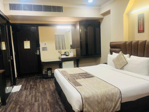 Una cama o camas en una habitación de Hotel Rajmahal