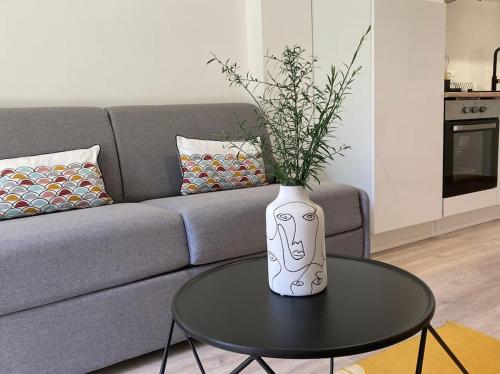 un vase sur une table devant un canapé dans l'établissement Plein cœur de la nature ~ Jacuzzi Privé 24h/24h, à Ventenac-Cabardès