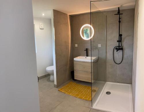 Ventenac-CabardèsにあるPlein cœur de la nature ~ Jacuzzi Privé 24h/24hのバスルーム(シャワー、洗面台、トイレ付)