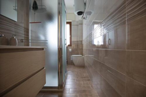 a bathroom with a toilet and a sink and a tub at Casa Ginevra (appartamento 70mq ) in Taranto