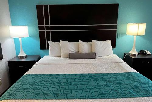 a bedroom with a large bed with two lamps at Howard Johnson by Wyndham Houston Heights Downtown in Houston