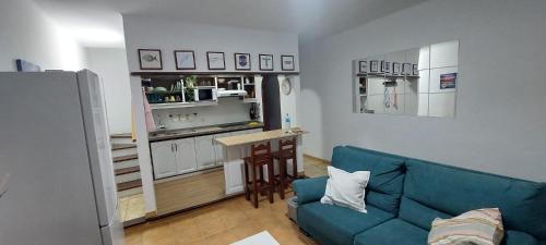 プンタ・ムヘーレスにあるOcean’s Eleven Punta Mujeresのリビングルーム(青いソファ付)、キッチン