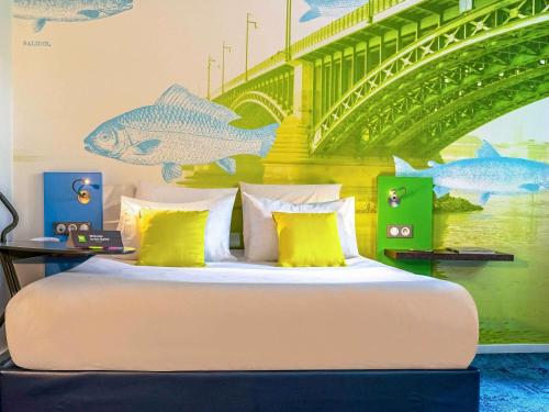 ein Schlafzimmer mit einem Bett mit einem Gemälde einer Brücke in der Unterkunft ibis Styles Strasbourg Avenue du Rhin in Straßburg