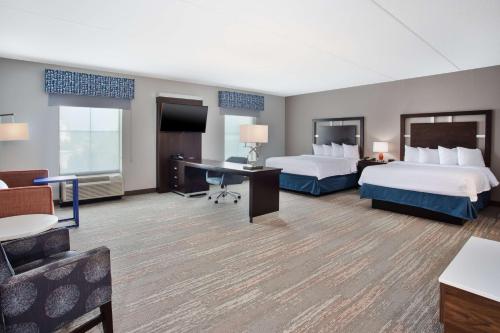 um quarto de hotel com duas camas e uma secretária em Hampton Inn & Suites Columbia/Southeast-Fort Jackson em Columbia