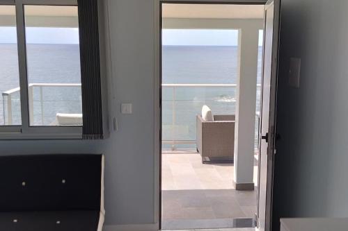 Una habitación con vista al mar desde una casa. en Apt 'A Gaioa' in 'The Cliff Coast Accomodation', en Paul do Mar