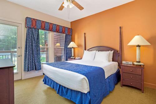 Hilton Vacation Club Bent Creek Golf Village Gatlinburg في غاتلينبرغ: غرفة نوم بسرير كبير ونافذة