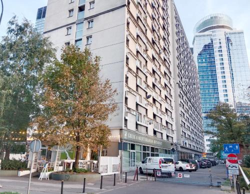 una calle en una ciudad con edificios altos en 416 Warsaw Center Free Parking TAMARS, en Varsovia