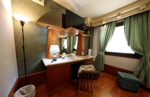 a dressing room with a desk and a mirror at HR Hotel in Monfalcone