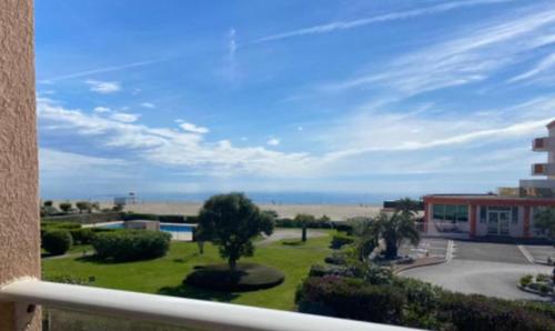 - une vue sur un parc arboré et un bâtiment dans l'établissement Belles prestations pour ce T4 avec vue mer et piscine - 6FLAM701 high-end residence sea view and pool, à Canet
