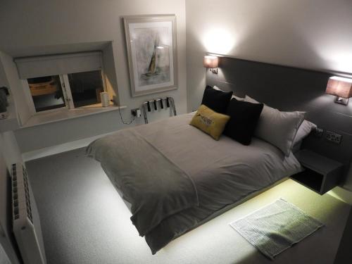 een slaapkamer met een groot bed met 2 lampen erop bij Cheerful 3 bed in the heart of Fethard village in Fethard on Sea