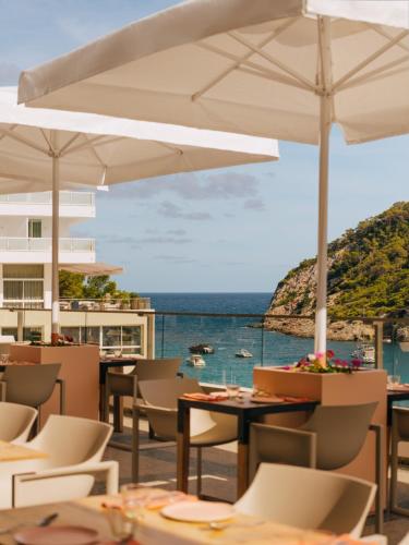 a restaurant with a view of the ocean at Hyde Ibiza in Cala Llonga