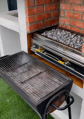 a barbecue grill sitting next to a brick wall at استراحة رافلز in Sayq