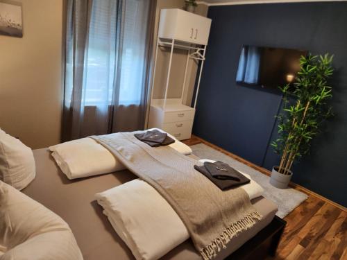 1 dormitorio con 2 camas y toallas. en Liro Mönchengladbach, en Mönchengladbach
