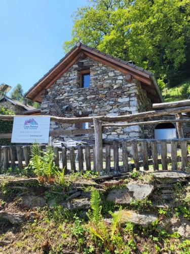 ロンコ・ソプラ・アスコナにあるCasa Poianaの石造りの家