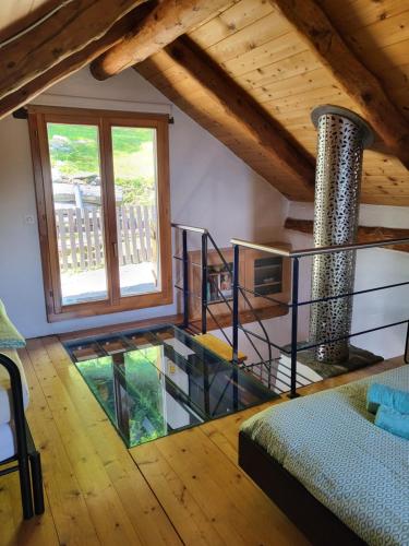 Habitación con suelo de cristal y escalera de caracol. en Casa Poiana en Ronco s/Ascona - Porto Ronco