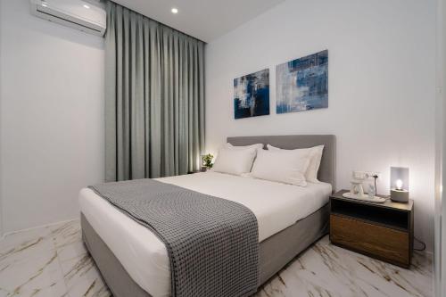 een slaapkamer met een groot bed en een raam bij Infinity View Apartment in Naxos Chora