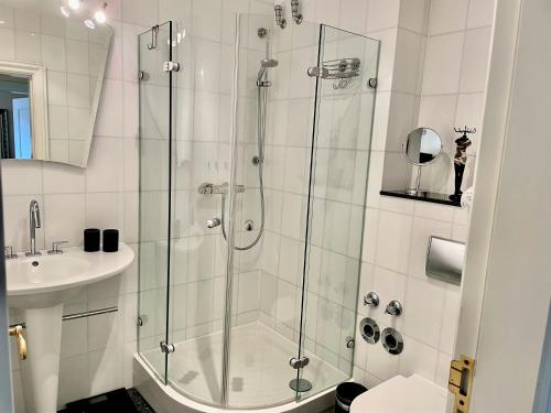 ein Badezimmer mit Dusche und Waschbecken in der Unterkunft Villa Metropol - WE 14 in Strandnähe und zentrumsnah in Binz