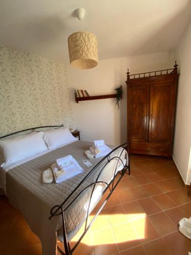 a bedroom with a bed with towels on it at Il Tripode - Le Dimore del Bordone in Vallo di Nera