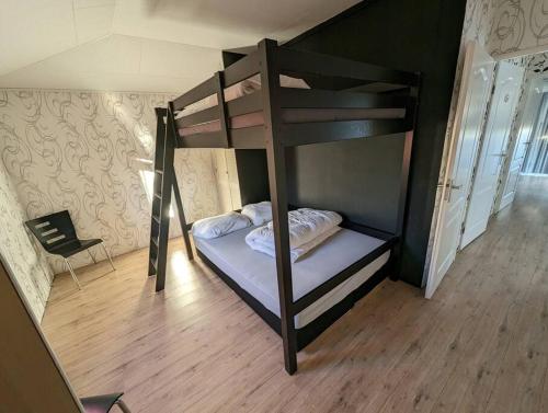 a bunk bed in a room with a bunk bedutenewayewayangering at Chalet Anloo, van harte welkom. in Anloo