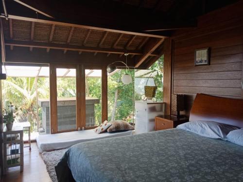 Postel nebo postele na pokoji v ubytování Sosis Kraton