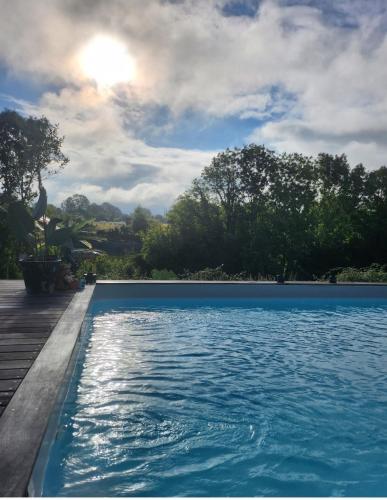 - une piscine au soleil dans l'établissement La Parenthèse Étoilée ☆, à Quetteville
