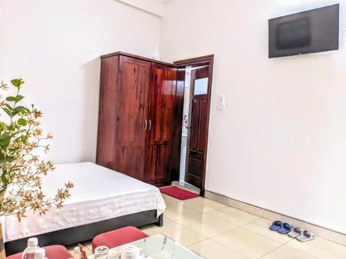 a bedroom with a bed and a tv in a room at Trường Yến Hotel Ninh Bình in Ninh Binh