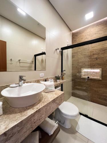 Bilik mandi di Gardenian Boutique Hotel