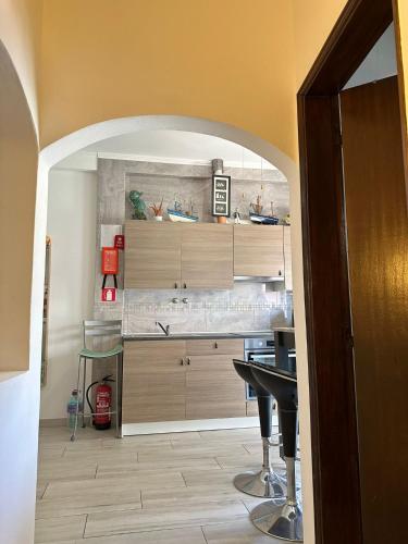una cucina con arco e tavolo in una stanza di Casa da Joana a Portimão