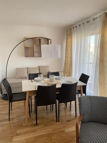 une salle à manger avec une table, des chaises et un canapé dans l'établissement Le 7ème ciel, à Paris